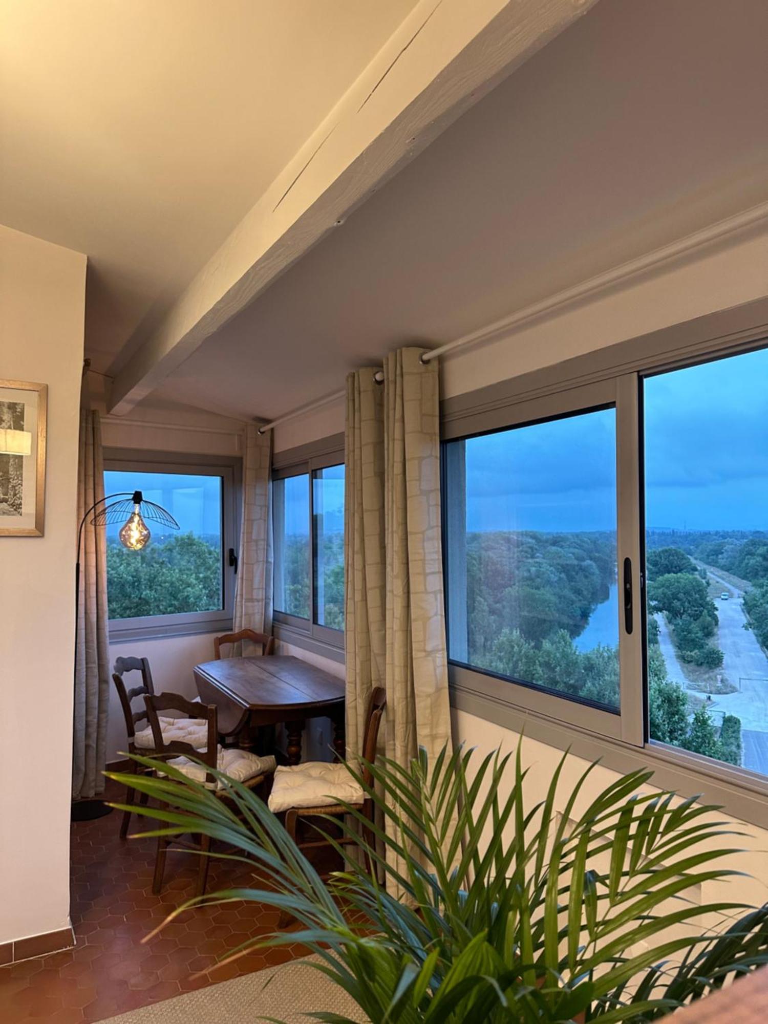 Charmante Petite Maison Avec Vue Panoramique, En Centre Historique, Proche D'Avignon, Ancienne, Renovee, Climatisee, Terrasse, Parking Public Gratuit Villeneuve-lès-Avignon Buitenkant foto