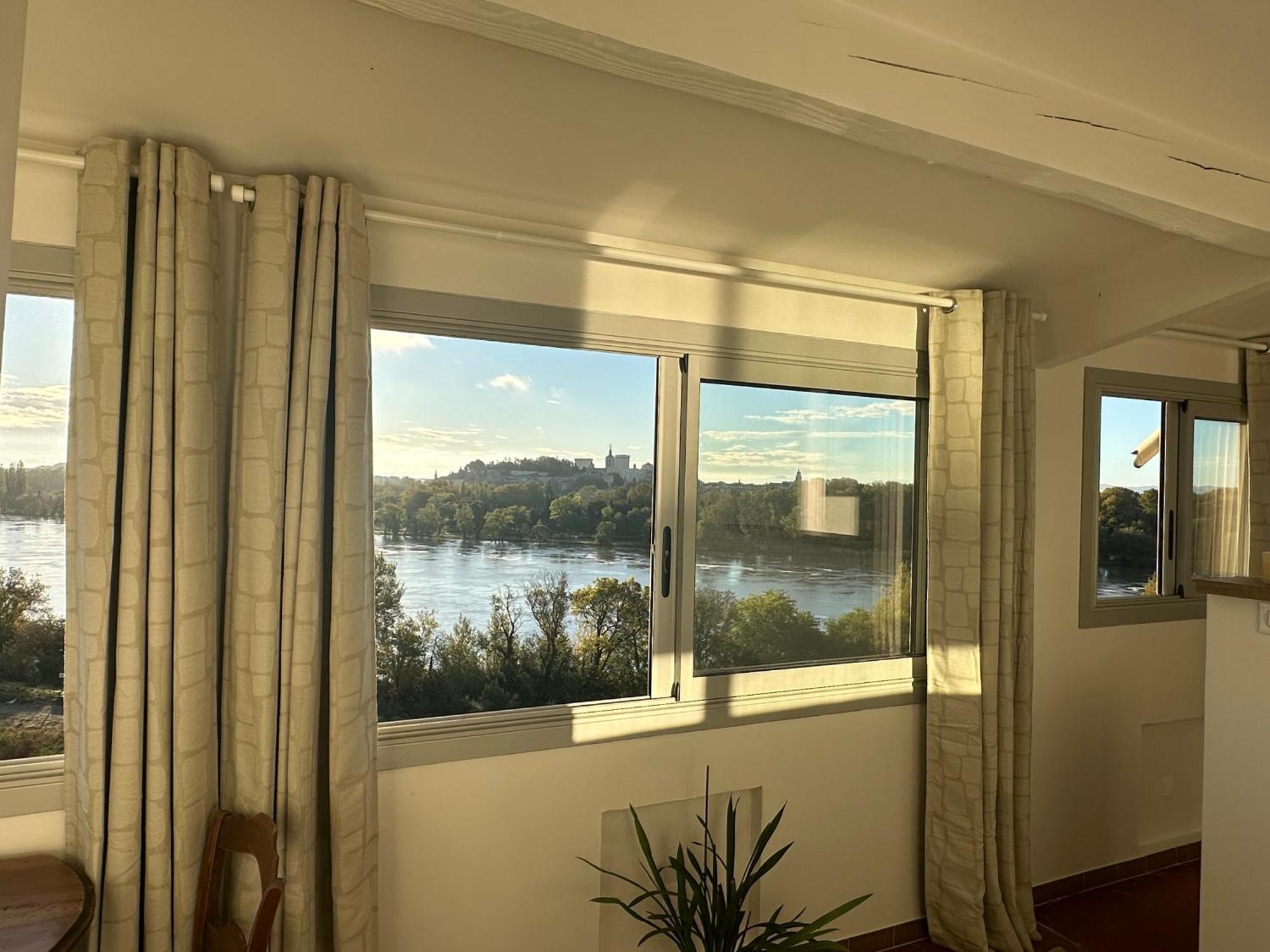 Charmante Petite Maison Avec Vue Panoramique, En Centre Historique, Proche D'Avignon, Ancienne, Renovee, Climatisee, Terrasse, Parking Public Gratuit Villeneuve-lès-Avignon Buitenkant foto